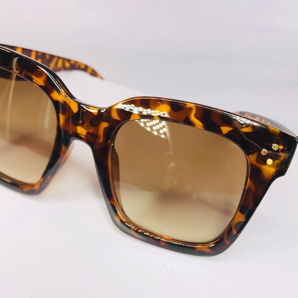 🆑 Square Frame Sunglasses in Tortoise - Picture 5 of 8